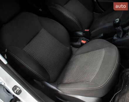 Белый Пежо 208, объемом двигателя 1.2 л и пробегом 106 тыс. км за 7500 $, фото 21 на Automoto.ua