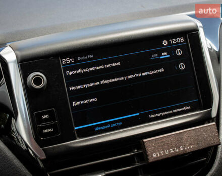 Белый Пежо 208, объемом двигателя 1.2 л и пробегом 106 тыс. км за 7500 $, фото 11 на Automoto.ua