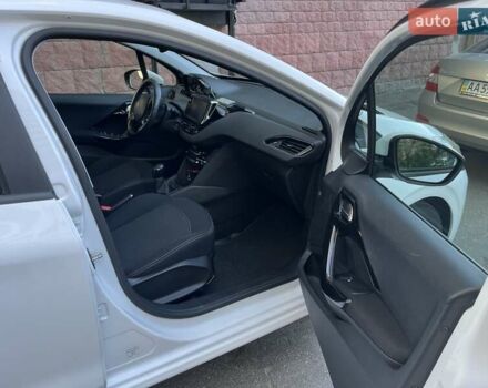 Белый Пежо 208, объемом двигателя 1.2 л и пробегом 24 тыс. км за 8700 $, фото 24 на Automoto.ua