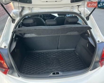 Белый Пежо 208, объемом двигателя 1.2 л и пробегом 24 тыс. км за 8700 $, фото 34 на Automoto.ua