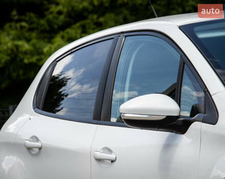 Белый Пежо 208, объемом двигателя 1.2 л и пробегом 106 тыс. км за 7500 $, фото 7 на Automoto.ua