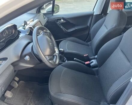 Белый Пежо 208, объемом двигателя 1.2 л и пробегом 24 тыс. км за 8700 $, фото 30 на Automoto.ua