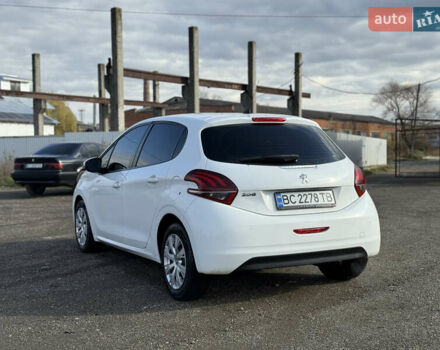 Белый Пежо 208, объемом двигателя 1.2 л и пробегом 127 тыс. км за 6750 $, фото 3 на Automoto.ua
