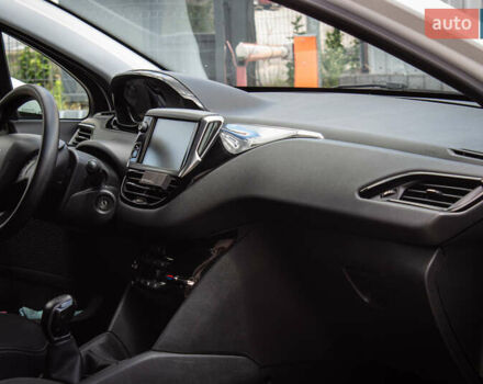 Белый Пежо 208, объемом двигателя 1.2 л и пробегом 106 тыс. км за 7500 $, фото 22 на Automoto.ua