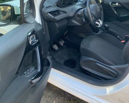 Белый Пежо 208, объемом двигателя 1.2 л и пробегом 28 тыс. км за 13000 $, фото 5 на Automoto.ua