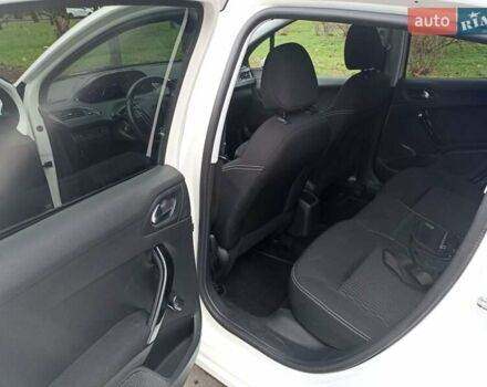 Белый Пежо 208, объемом двигателя 1.5 л и пробегом 84 тыс. км за 9400 $, фото 14 на Automoto.ua