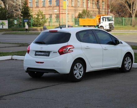 Белый Пежо 208, объемом двигателя 1.2 л и пробегом 93 тыс. км за 7800 $, фото 5 на Automoto.ua