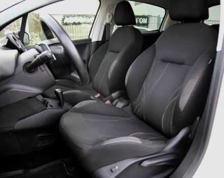 Белый Пежо 208, объемом двигателя 1.2 л и пробегом 93 тыс. км за 7800 $, фото 7 на Automoto.ua