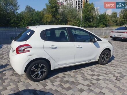 Белый Пежо 208, объемом двигателя 1.2 л и пробегом 150 тыс. км за 4400 $, фото 1 на Automoto.ua