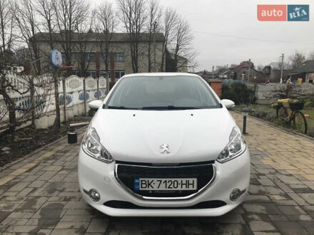 Пежо 208 2015 в Дубно на Automoto.ua Белый Пежо 208, объемом двигателя 1.56 л и пробегом 153 тыс. км за 7800 $, фото 1 на Automoto.ua