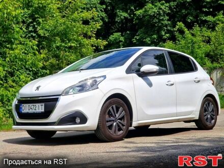 Пежо 208 2016 у Києві на Automoto.ua Білий Пежо 208, об'ємом двигуна 1.2 л та пробігом 110 тис. км за 7800 $, фото 1 на Automoto.ua