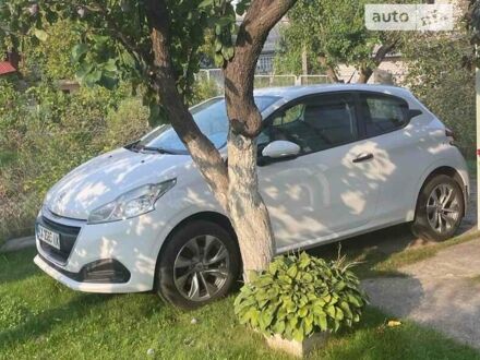 Белый Пежо 208, объемом двигателя 1.2 л и пробегом 110 тыс. км за 9000 $, фото 1 на Automoto.ua