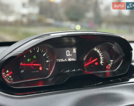 Красный Пежо 208, объемом двигателя 1.2 л и пробегом 177 тыс. км за 5500 $, фото 8 на Automoto.ua