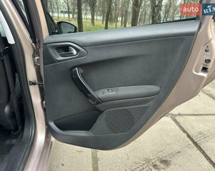 Красный Пежо 208, объемом двигателя 1.6 л и пробегом 232 тыс. км за 7999 $, фото 19 на Automoto.ua