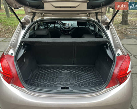 Красный Пежо 208, объемом двигателя 1.6 л и пробегом 232 тыс. км за 7999 $, фото 18 на Automoto.ua