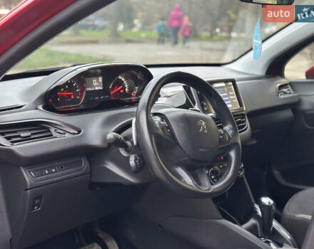Красный Пежо 208, объемом двигателя 1.2 л и пробегом 177 тыс. км за 5500 $, фото 3 на Automoto.ua