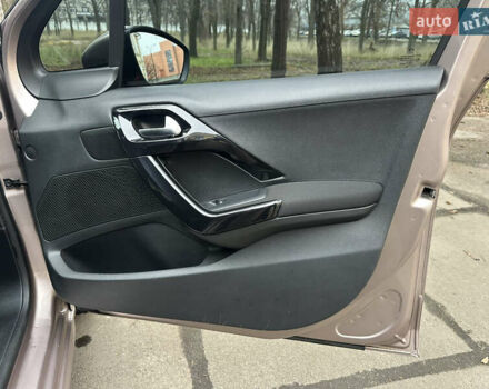 Красный Пежо 208, объемом двигателя 1.6 л и пробегом 232 тыс. км за 7999 $, фото 22 на Automoto.ua