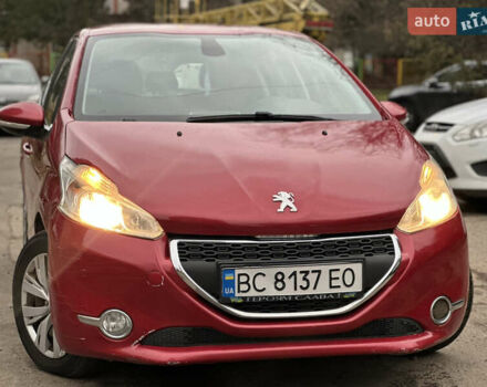 Красный Пежо 208, объемом двигателя 1.2 л и пробегом 177 тыс. км за 5500 $, фото 1 на Automoto.ua