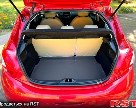 Красный Пежо 208, объемом двигателя 1.2 л и пробегом 101 тыс. км за 7400 $, фото 11 на Automoto.ua