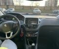Красный Пежо 208, объемом двигателя 1.2 л и пробегом 165 тыс. км за 8500 $, фото 5 на Automoto.ua