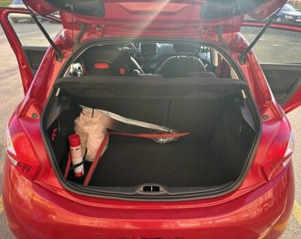 Красный Пежо 208, объемом двигателя 1.2 л и пробегом 165 тыс. км за 8500 $, фото 6 на Automoto.ua