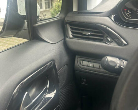 Пежо 208, объемом двигателя 1.2 л и пробегом 118 тыс. км за 8100 $, фото 11 на Automoto.ua