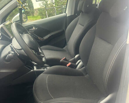 Пежо 208, объемом двигателя 1.2 л и пробегом 118 тыс. км за 8100 $, фото 30 на Automoto.ua