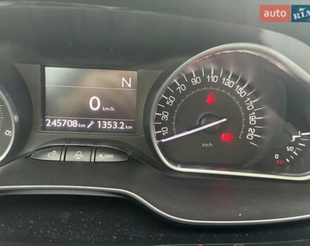 Сірий Пежо 208, об'ємом двигуна 1.4 л та пробігом 246 тис. км за 8000 $, фото 7 на Automoto.ua