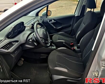 Сірий Пежо 208, об'ємом двигуна 1.2 л та пробігом 73 тис. км за 7500 $, фото 6 на Automoto.ua