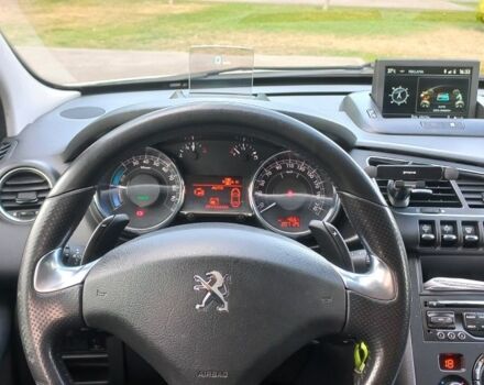 Белый Пежо 3008, объемом двигателя 2 л и пробегом 206 тыс. км за 11000 $, фото 4 на Automoto.ua