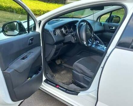 Белый Пежо 3008, объемом двигателя 2 л и пробегом 210 тыс. км за 11000 $, фото 4 на Automoto.ua