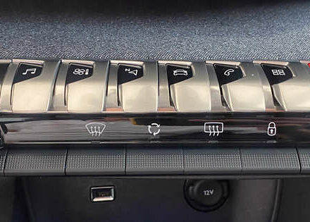 Чорний Пежо 3008, об'ємом двигуна 1.5 л та пробігом 154 тис. км за 23950 $, фото 17 на Automoto.ua