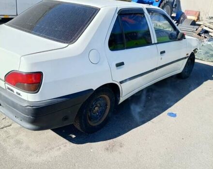 Белый Пежо 306, объемом двигателя 1.4 л и пробегом 300 тыс. км за 800 $, фото 3 на Automoto.ua