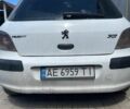 Белый Пежо 307, объемом двигателя 2 л и пробегом 335 тыс. км за 3000 $, фото 2 на Automoto.ua