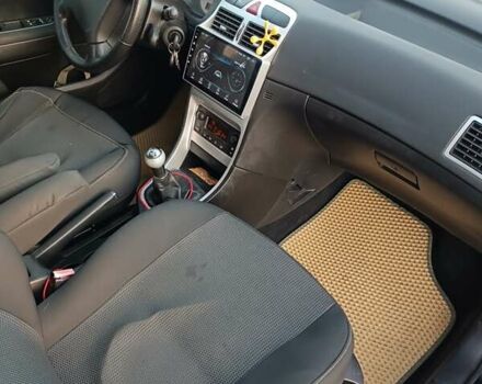 Черный Пежо 307, объемом двигателя 1.56 л и пробегом 328 тыс. км за 4700 $, фото 4 на Automoto.ua