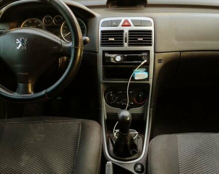 Красный Пежо 307, объемом двигателя 1.4 л и пробегом 253 тыс. км за 3200 $, фото 11 на Automoto.ua