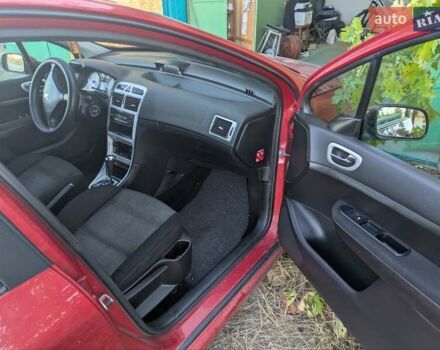 Красный Пежо 307, объемом двигателя 2 л и пробегом 275 тыс. км за 4500 $, фото 1 на Automoto.ua