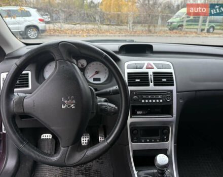 Красный Пежо 307, объемом двигателя 2 л и пробегом 255 тыс. км за 4199 $, фото 8 на Automoto.ua