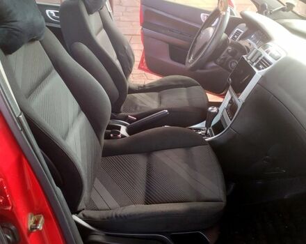 Красный Пежо 307, объемом двигателя 2 л и пробегом 269 тыс. км за 4700 $, фото 4 на Automoto.ua