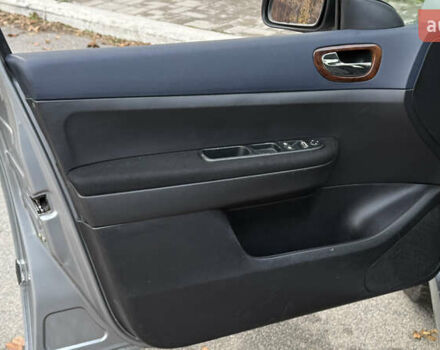 Серый Пежо 307, объемом двигателя 1.6 л и пробегом 232 тыс. км за 3999 $, фото 12 на Automoto.ua