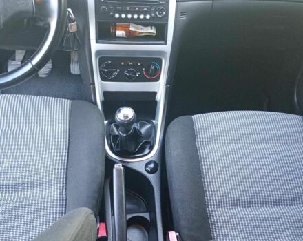 Серый Пежо 307, объемом двигателя 1.6 л и пробегом 241 тыс. км за 4200 $, фото 3 на Automoto.ua