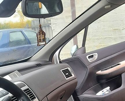 Серый Пежо 307, объемом двигателя 1.6 л и пробегом 205 тыс. км за 2100 $, фото 6 на Automoto.ua