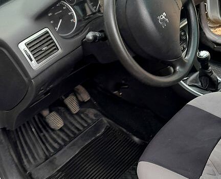 Серый Пежо 307, объемом двигателя 1.6 л и пробегом 205 тыс. км за 2100 $, фото 8 на Automoto.ua