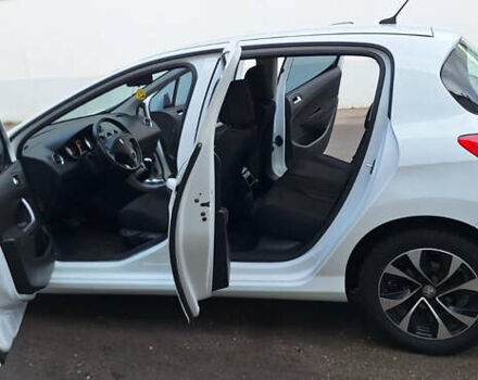 Белый Пежо 308, объемом двигателя 1.6 л и пробегом 121 тыс. км за 6550 $, фото 5 на Automoto.ua