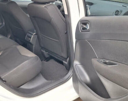 Белый Пежо 308, объемом двигателя 1.6 л и пробегом 121 тыс. км за 6550 $, фото 15 на Automoto.ua