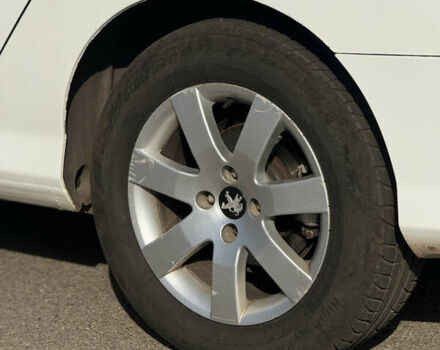 Белый Пежо 308, объемом двигателя 1.6 л и пробегом 183 тыс. км за 8000 $, фото 10 на Automoto.ua