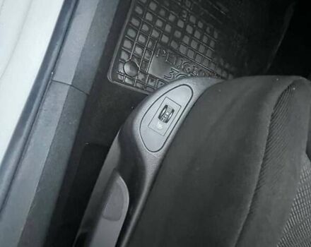 Белый Пежо 308, объемом двигателя 1.6 л и пробегом 224 тыс. км за 3900 $, фото 9 на Automoto.ua