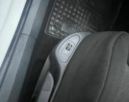 Белый Пежо 308, объемом двигателя 0 л и пробегом 220 тыс. км за 3800 $, фото 12 на Automoto.ua