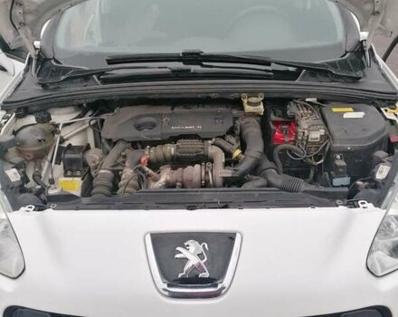 Белый Пежо 308, объемом двигателя 1.56 л и пробегом 217 тыс. км за 6000 $, фото 5 на Automoto.ua