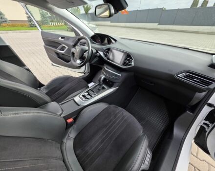 Пежо 308 2014 в Луцке на Automoto.ua Белый Пежо 308, объемом двигателя 2 л и пробегом 234 тыс. км за 10800 $, фото 4 на Automoto.ua